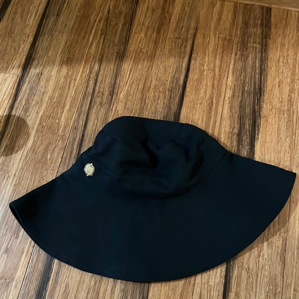 oversized brim bucket hat